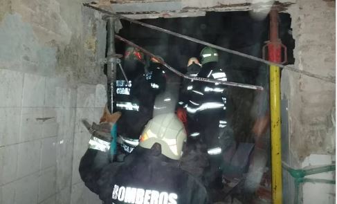 Se derrumbó una casa en Floresta: dos muertos y varias personas atrapadas
