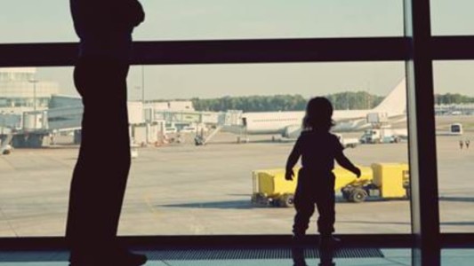 Procesaron a una mujer por abandonar el país con su hija menor de edad sin autorización del padre