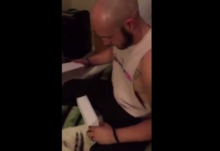 Pensó que le regalaban un reloj y se enteró que iba a ser padre