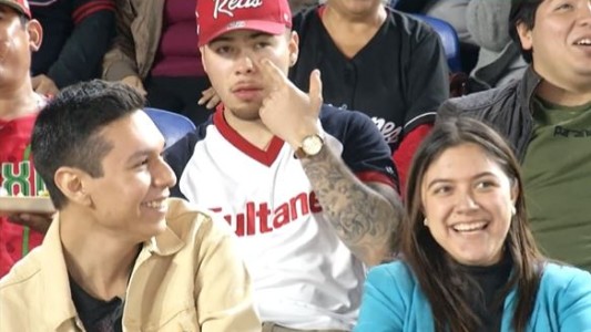 Video: fue a ver un partido de béisbol con un chico y terminó besando a otro