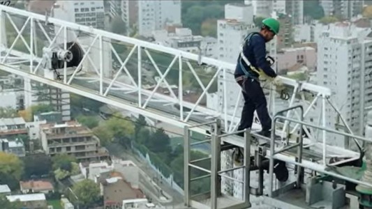 Laburantes: Jhonatan, el operador de grúa que trabaja a 150 metros del suelo