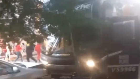 Tucumán: el micro de River chocó autos y motos estacionados fuera del hotel donde concentra el plantel