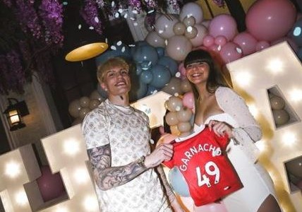 Garnacho y Eva, su pareja, anunciaron la llegada de su primer hijo