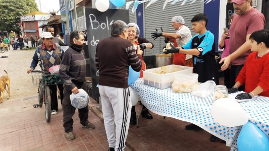 Solidario con sus clientes y vecinos, un carnicero cordobés regaló 600 porciones de locro