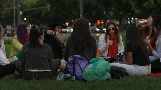 Tinder de amigas: mujeres que buscan un tesoro difícil de encontrar