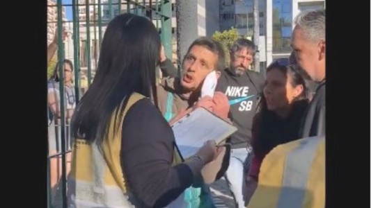 "Si me llevás el carro, me arruinás": inspectores le quitaron la mercadería a un vendedor ambulante de Parque Centenario