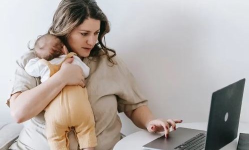 Campaña #YoTrabajodeMadre: Por qué las mujeres agregan su rol de madres en sus perfiles de LinkedIn