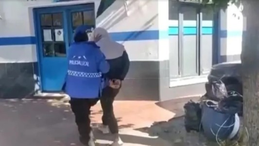 Mujer irrumpió en el aula y amenazó de muerte a una alumna que molestaba a su hija