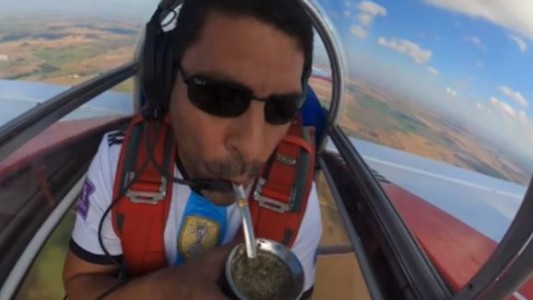 Video: El piloto argentino que toma mate mientras hace acrobacias aéreas