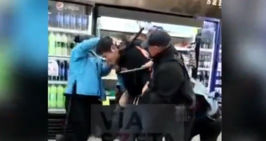 A los golpes contra 6 policías: se enojó porque el supermercado no le dejó comprar varias botellas de aceite