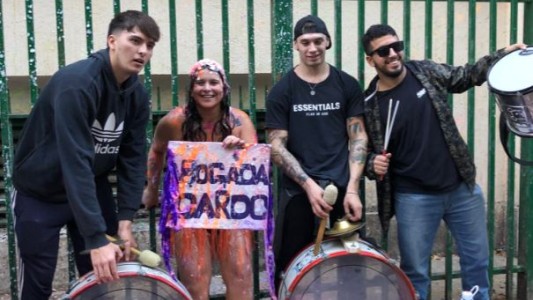 Se recibió y su novio contrató una banda para que toque la marcha peronista en el festejo