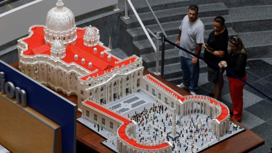 Así es la réplica del Vaticano que un sacerdote armó con 44 mil piezas de Lego