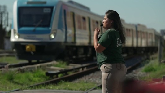 Laburantes: Laura, la banderillera que cuida a peatones, pasajeros y automovilistas