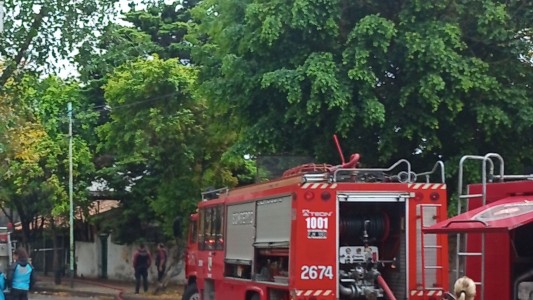 Seis dotaciones de bomberos trabajan para controlar el incendio de un depósito en Villa Soldati
