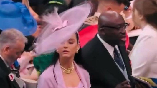Coronación de Carlos III: Katy Perry, su llamativo sombrero y su desorientación viral