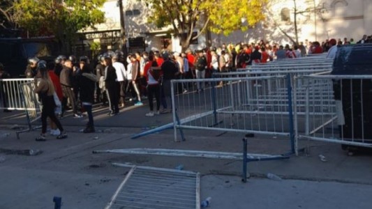Incidentes en las inmediaciones del Monumental: corridas y balas de goma antes del Superclásico