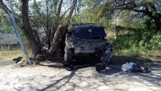 Una mujer murió y un hombre está grave tras robar un auto y chocar contra un árbol