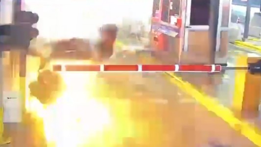 Choque fatal: impactó contra una cabina de peaje de la Panamericana