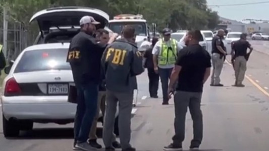 Tragedia en Texas: inculpan al conductor que mató a ocho personas frente al centro de migrantes