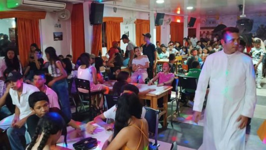 Todos a misa: sacerdote predica en boliches para atraer nuevos fieles - #FlashChat