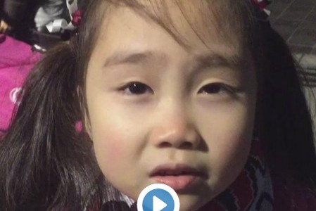 Video: la nena japonesa hincha de River que carga a Boca por el gas pimienta