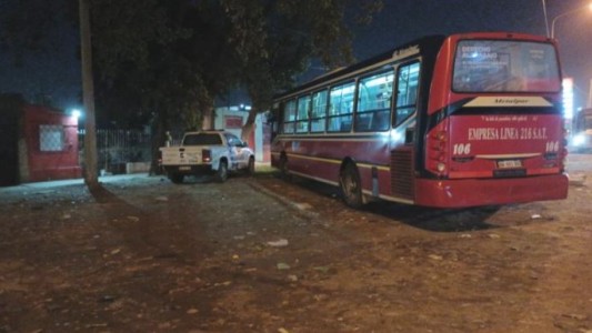 Un pasajero noqueó de una trompada a un chofer y el micro chocó: hay paro de las líneas 166, 634, 236 y 504