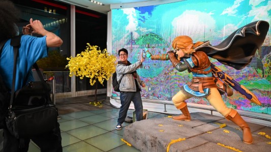 Tras seis años, salió la nueva entrega del videojuego "Zelda" y los fans hicieron fila para comprarlo