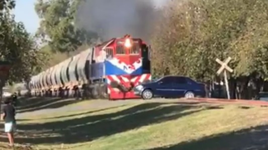 Un auto se quedó detenido en las vías y fue arrollado por el tren