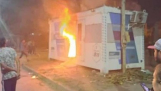 Rafael Castillo: tras el crimen de una chica de 25 años vecinos incendiaron una garita policial