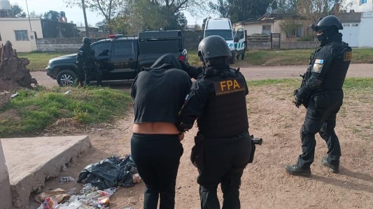 Córdoba: una mujer guardaba droga en la heladera y otra salía a venderla en la moto con su bebé