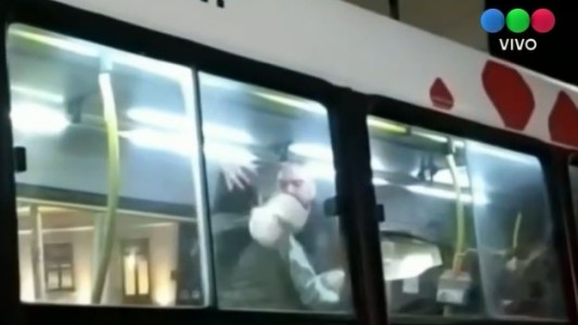 Video: Pasajeros a las piñas en el colectivo