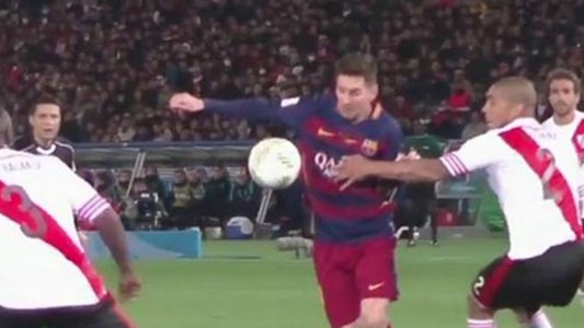 ¿Messi acomodó la pelota con el brazo?