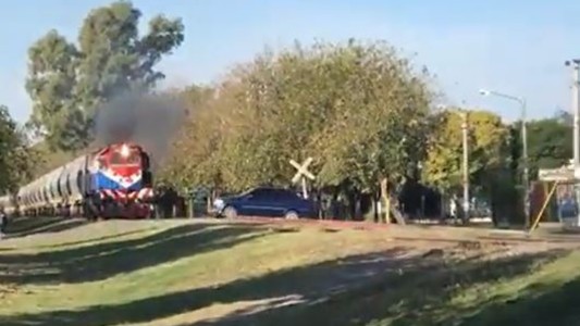 Intentó cruzar una vía, pero se quedó atrapado y lo arrolló el tren