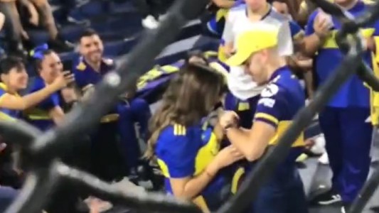 Le propuso casamiento en pleno partido de Boca