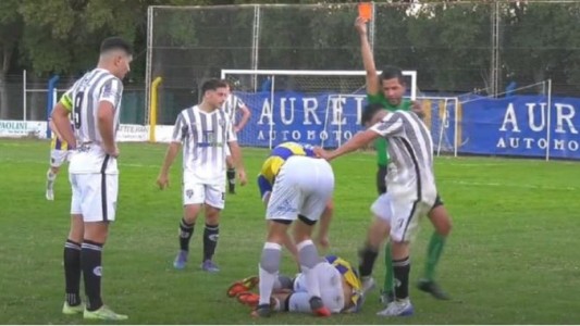 Video: La violenta patada de un futbolista a un rival que estaba en el piso en la Liga amateur de Santa Fe