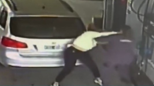 No quería esperar para cargar nafta y le dio una paliza a la playera