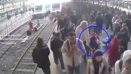 Bajó del tren y dio a luz a su bebé en Plaza Constitución