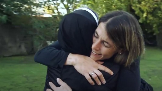 Cayó de un quinto piso, pasó un mes en coma y despertó: la impactante historia de fe detrás de su inesperada recuperación