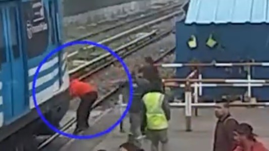 Video: por ir mirando el celular, casi muere atropellado por el tren