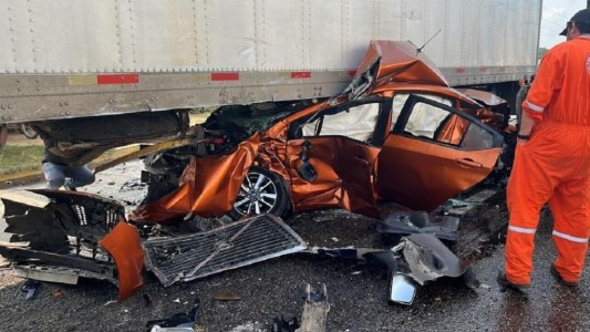 Milagro en México: un automovilista fue impactado por un acoplado y terminó atrapado debajo de un camión