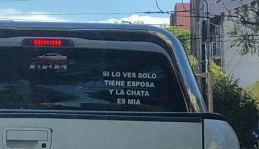 El cartel en una camioneta que se volvió viral y disparó el debate: ¿graciosa o tóxica?