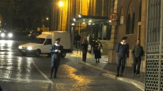 Tensión en Roma: un auto irrumpió en el Vaticano y fue detenido por la Guardia Suiza