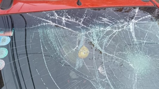 Video: Barrabravas de Lanús y de Almagro le destrozaron el auto a una familia que tiene una hija con discapacidad