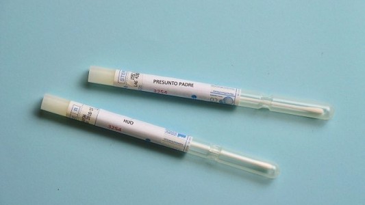 Le hizo el estudio de ADN a su hijo y descubrió que no era el padre: demandó a su pareja y ella deberá indemnizarlo