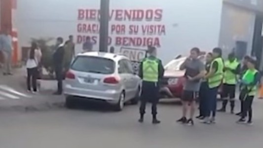 Dejó estacionado el auto en una pendiente sin freno de mano: murió un joven atropellado