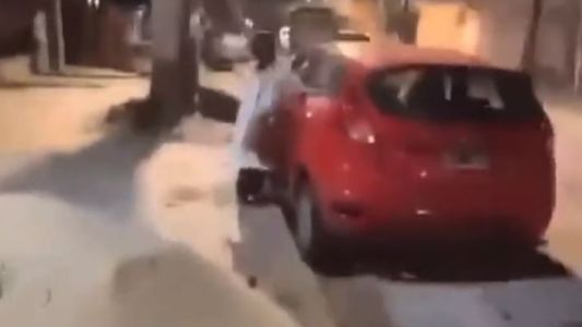 Una chica aprendía a manejar sola y chocó un volquete