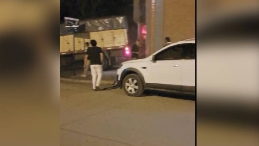 Video: Un camionero borracho chocó el frente del bar porque lo echaron