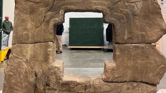 México repatrió una pieza arqueológica robada hace varias décadas: el "Portal del inframundo"