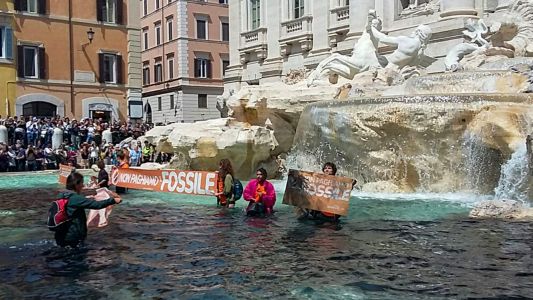 Ecologistas tiñen de negro el agua de la Fontana di Trevi en Roma