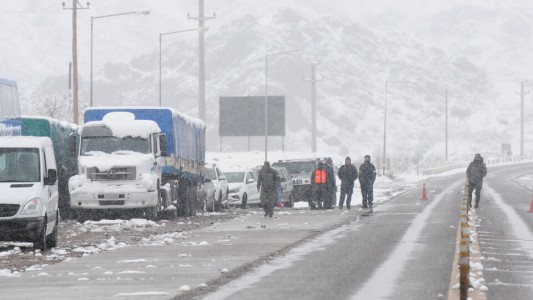 Los pasos a Chile por Mendoza permanecen cerrados y hay 1.500 vehículos chilenos varados en Argentina